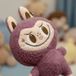 Σετ Πασχαλινής Λαμπάδας 30εκ με Labubu Λιλά & Ροζ Πλακέ Κερί - Image 2