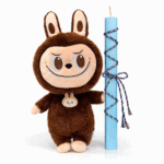 Σετ Πασχαλινής Λαμπάδας 30εκ με Labubu Καφέ & Γαλάζιο Πλακέ Κερί