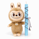 Σετ Πασχαλινής Λαμπάδας 30εκ με Labubu Μπεζ & Γαλάζιο Πλακέ Κερί